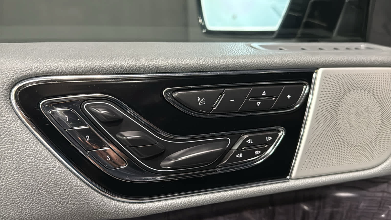 Used 2020 Lincoln Navigator Reserve w/ Equipment Group 208A Reserve AWD/4WD image 23