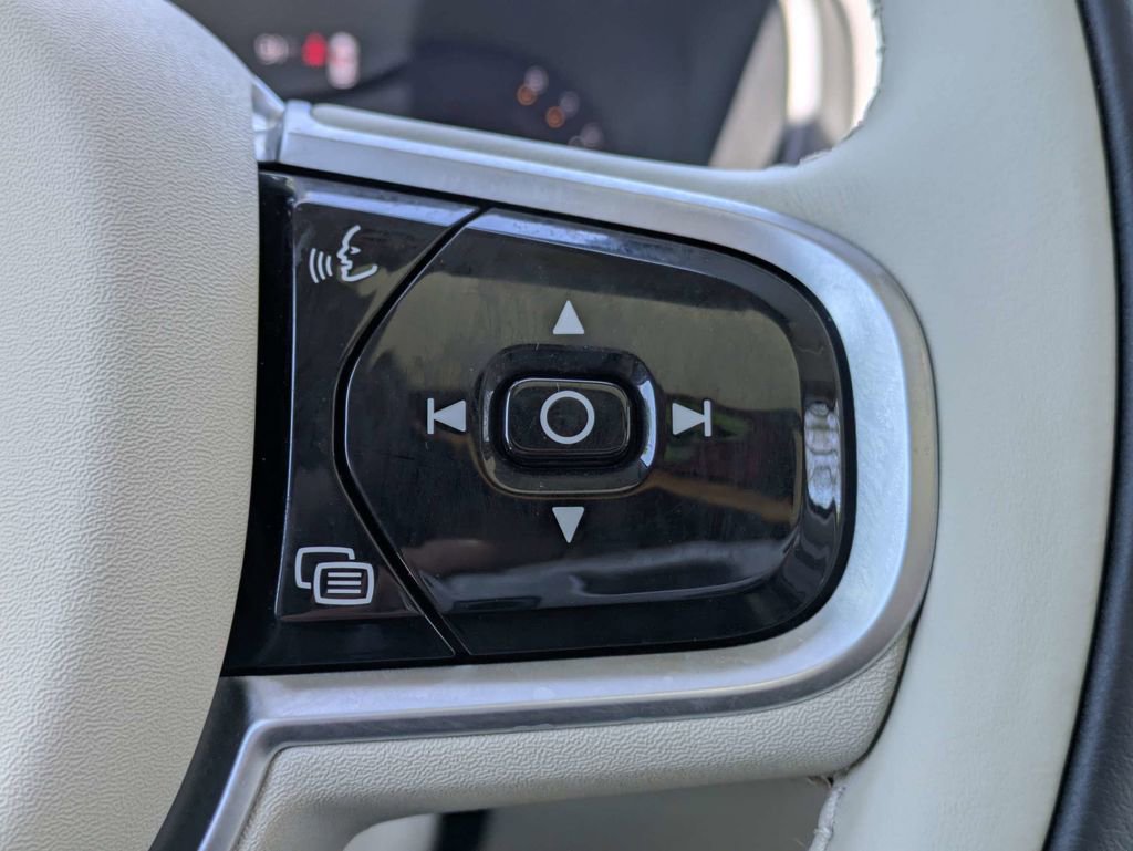 Used 2025 Volvo XC90 B6 Plus w/ Protection Package Premier image 38