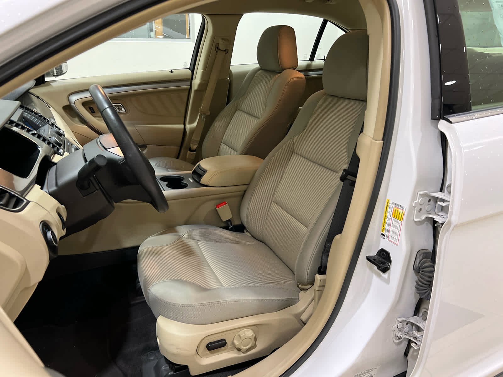 Used 2018 Ford Taurus SEL FWD image 13