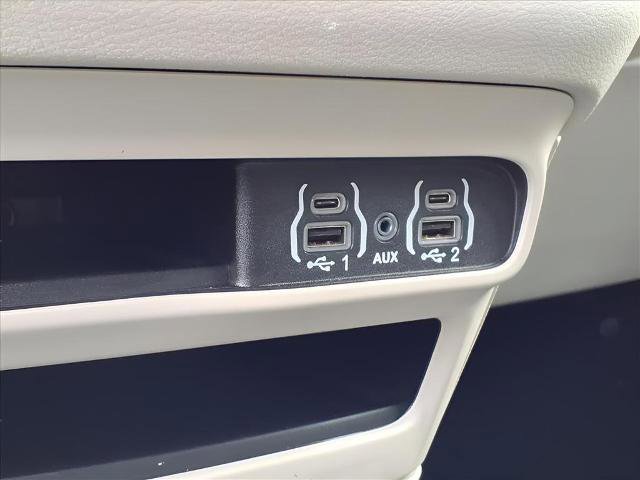 Used 2024 Chrysler Pacifica Touring-L image 15
