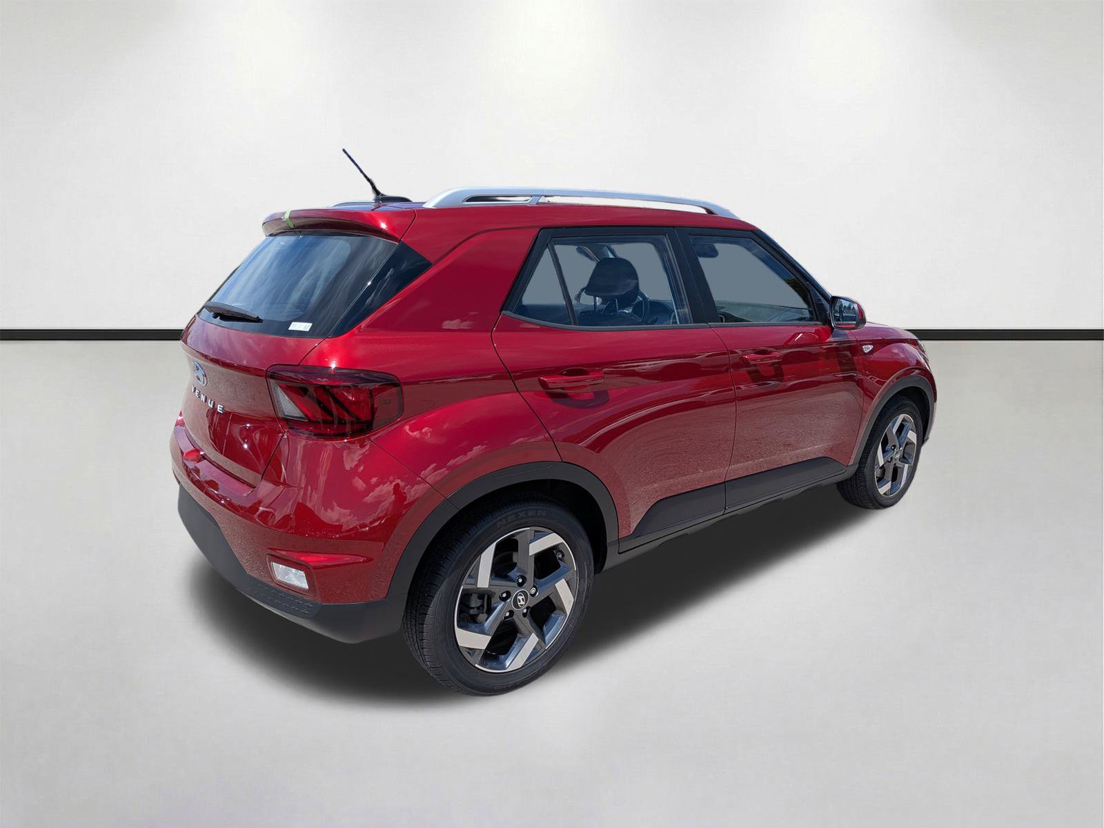 Used 2025 Hyundai Venue Limited FWD image 4