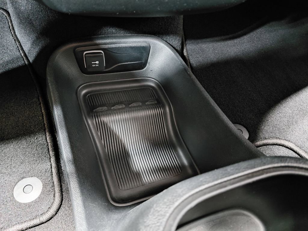 Used 2025 Chrysler Pacifica Select image 35