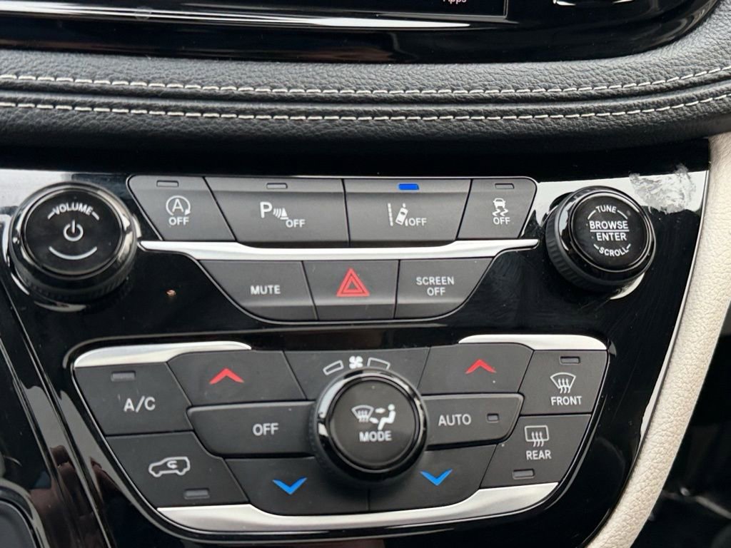 Used 2023 Chrysler Pacifica Limited image 31