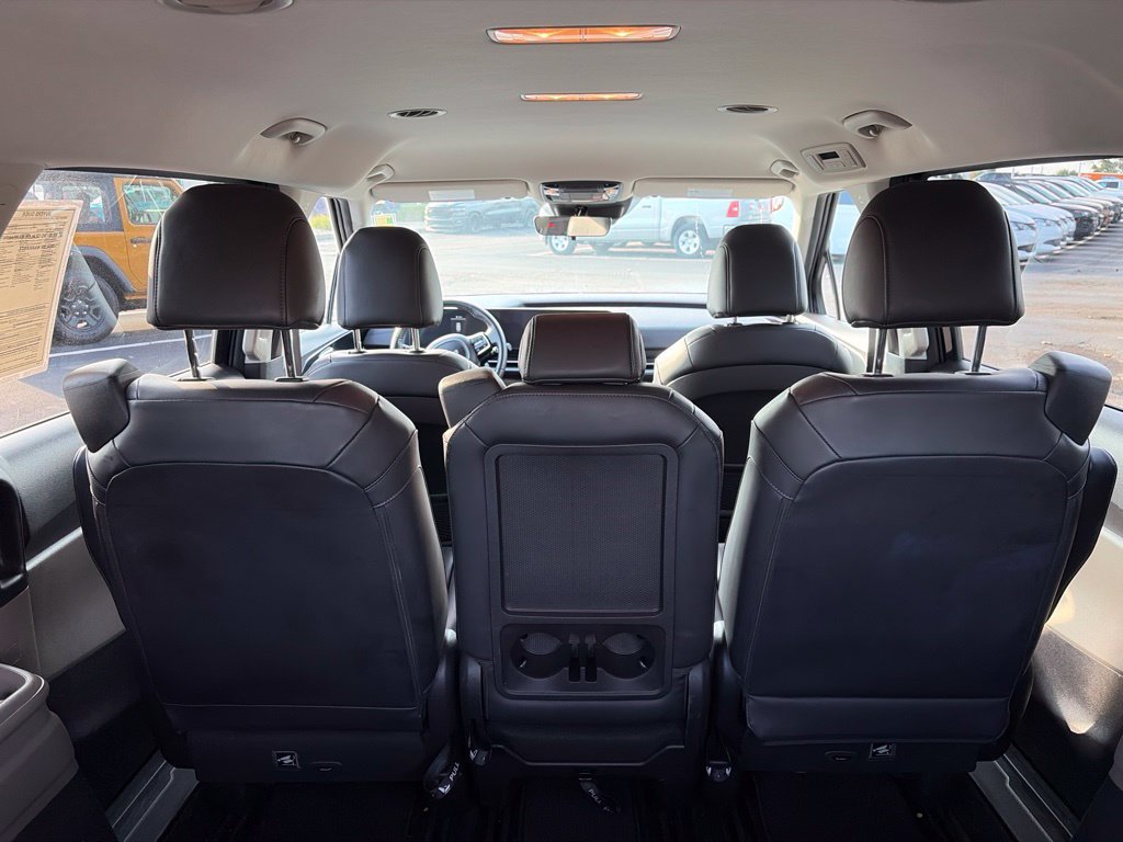 Used 2025 Kia Carnival FWD image 13