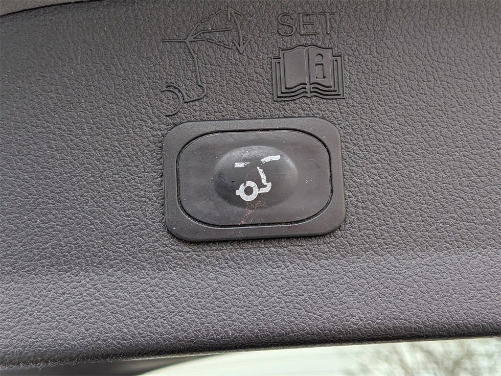 Used 2015 Ford Escape SE w/ Equipment Group 201A image 6