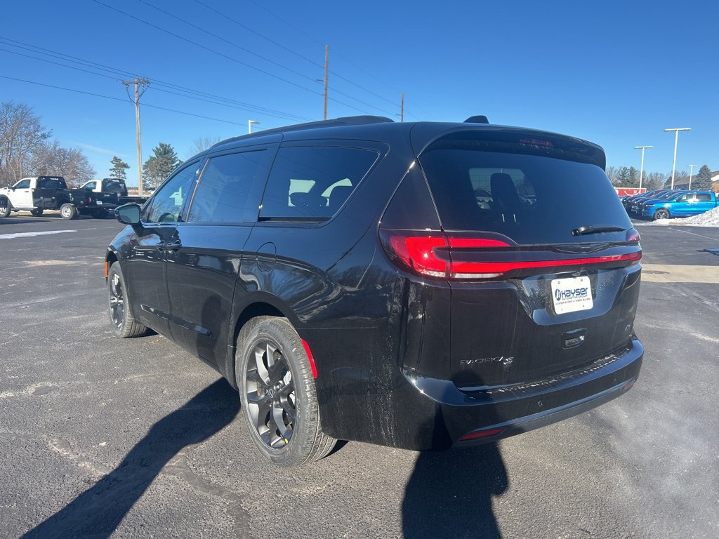 New 2026 Chrysler Pacifica Select w/ S Appearance Package AWD/4WD image 5