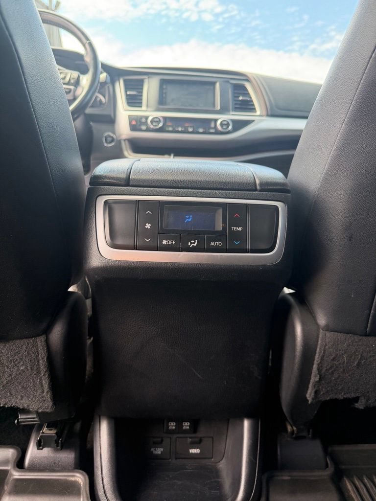 Used 2018 Toyota Highlander XLE AWD/4WD image 22