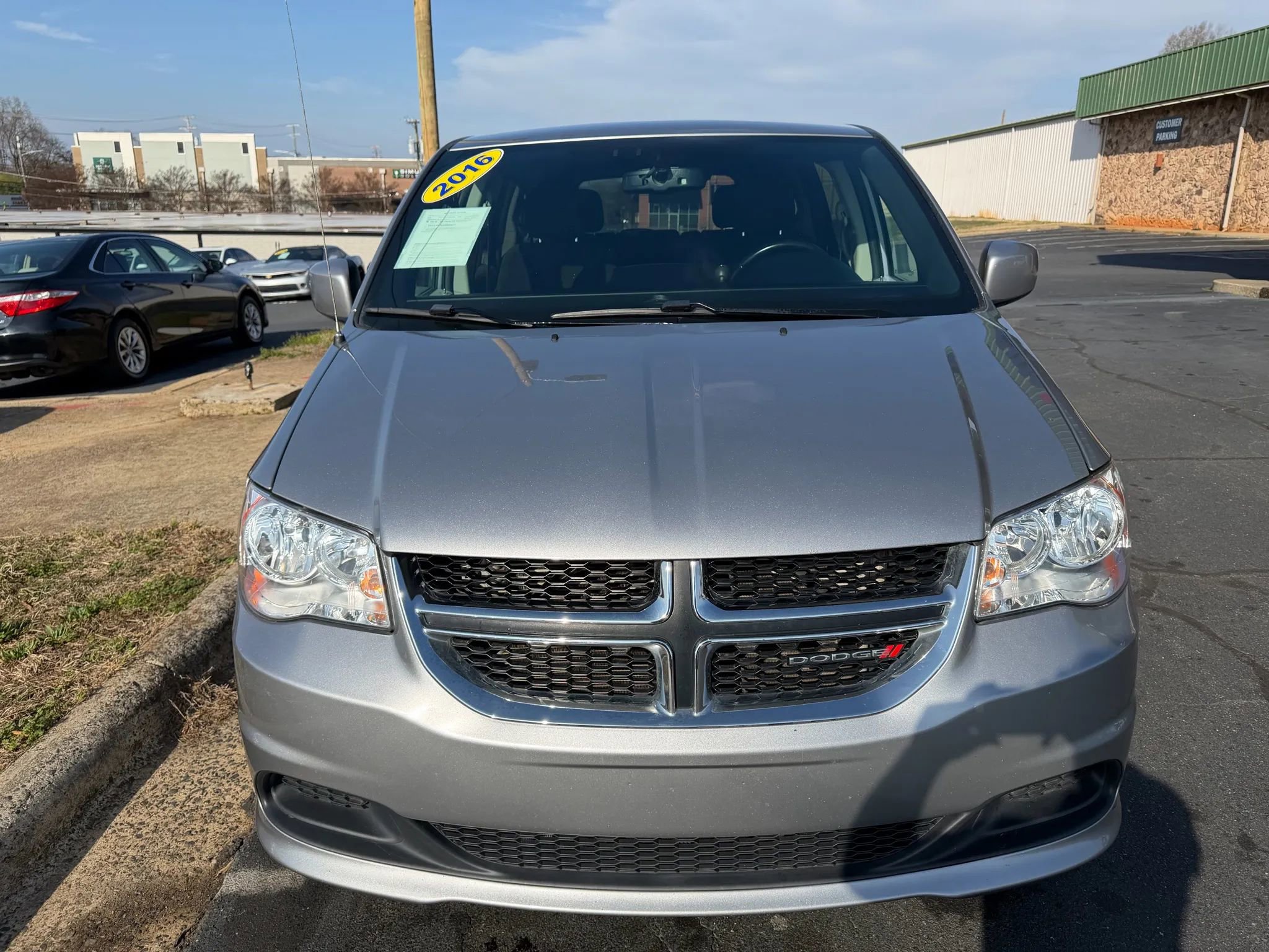 Used 2016 Dodge Grand Caravan SE image 2