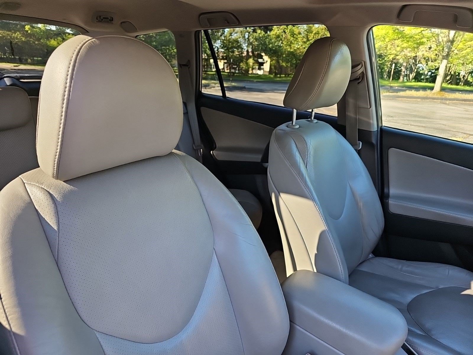 Used 2011 Toyota RAV4 Limited w/ Limited Extra Value Pkg AWD/4WD image 11