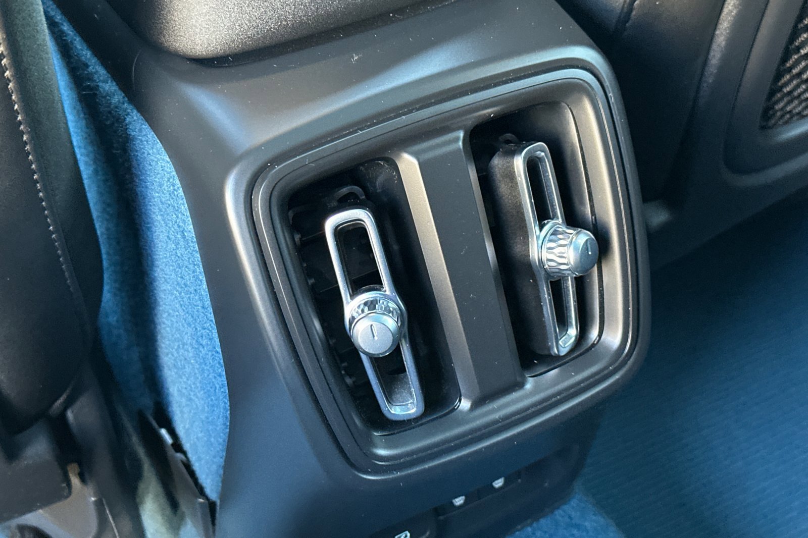 Certified 2023 Volvo C40 P8 Recharge Ultimate image 15