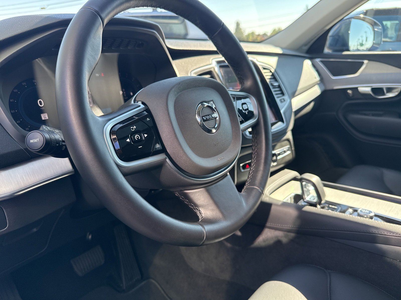 Used 2025 Volvo XC90 B5 Core image 23