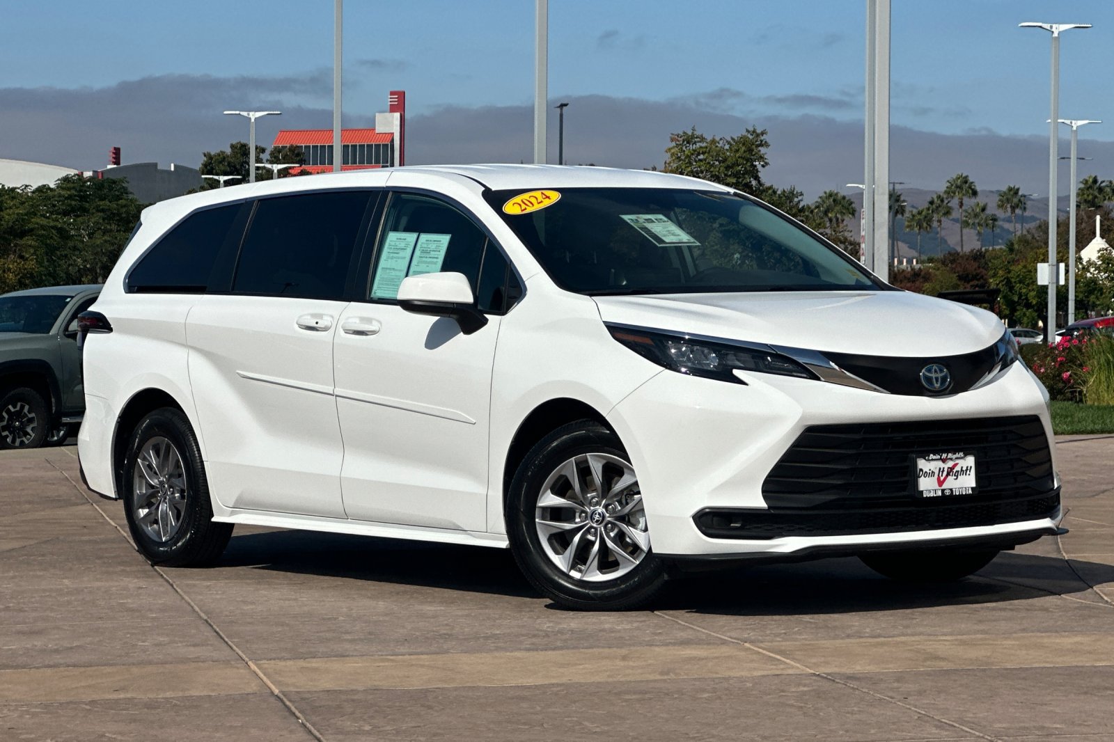 Used 2024 Toyota Sienna LE AWD/4WD image 2