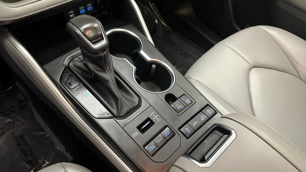 Used 2022 Toyota Highlander XLE AWD/4WD image 16