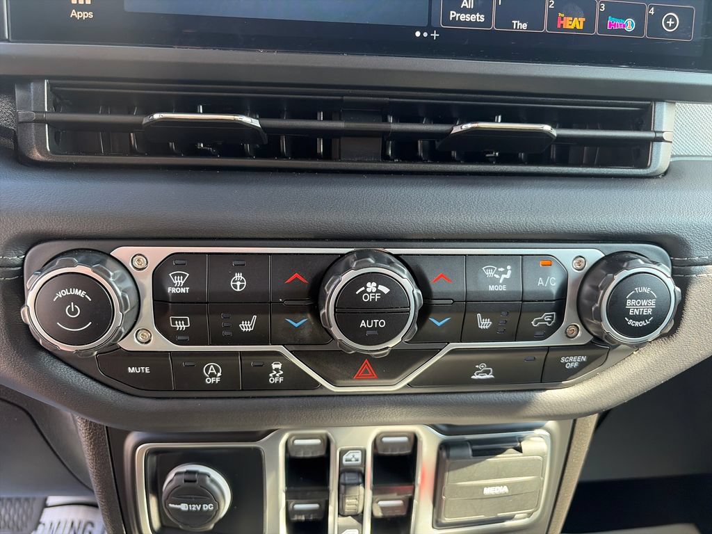 Used 2025 Jeep Wrangler Unlimited Sahara AWD/4WD image 18