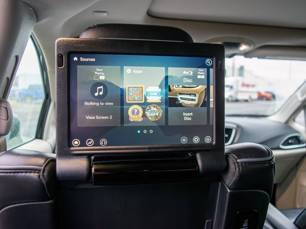 Used 2018 Chrysler Pacifica Limited image 33