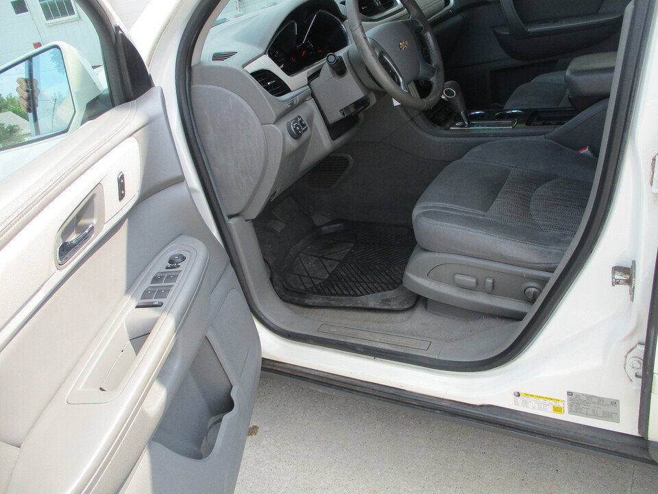 Used 2015 Chevrolet Traverse LT w/ Style and Technology Package FWD image 9