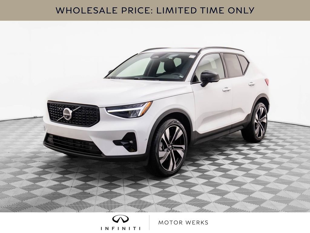 Used 2025 Volvo XC40 B5 Plus image 1