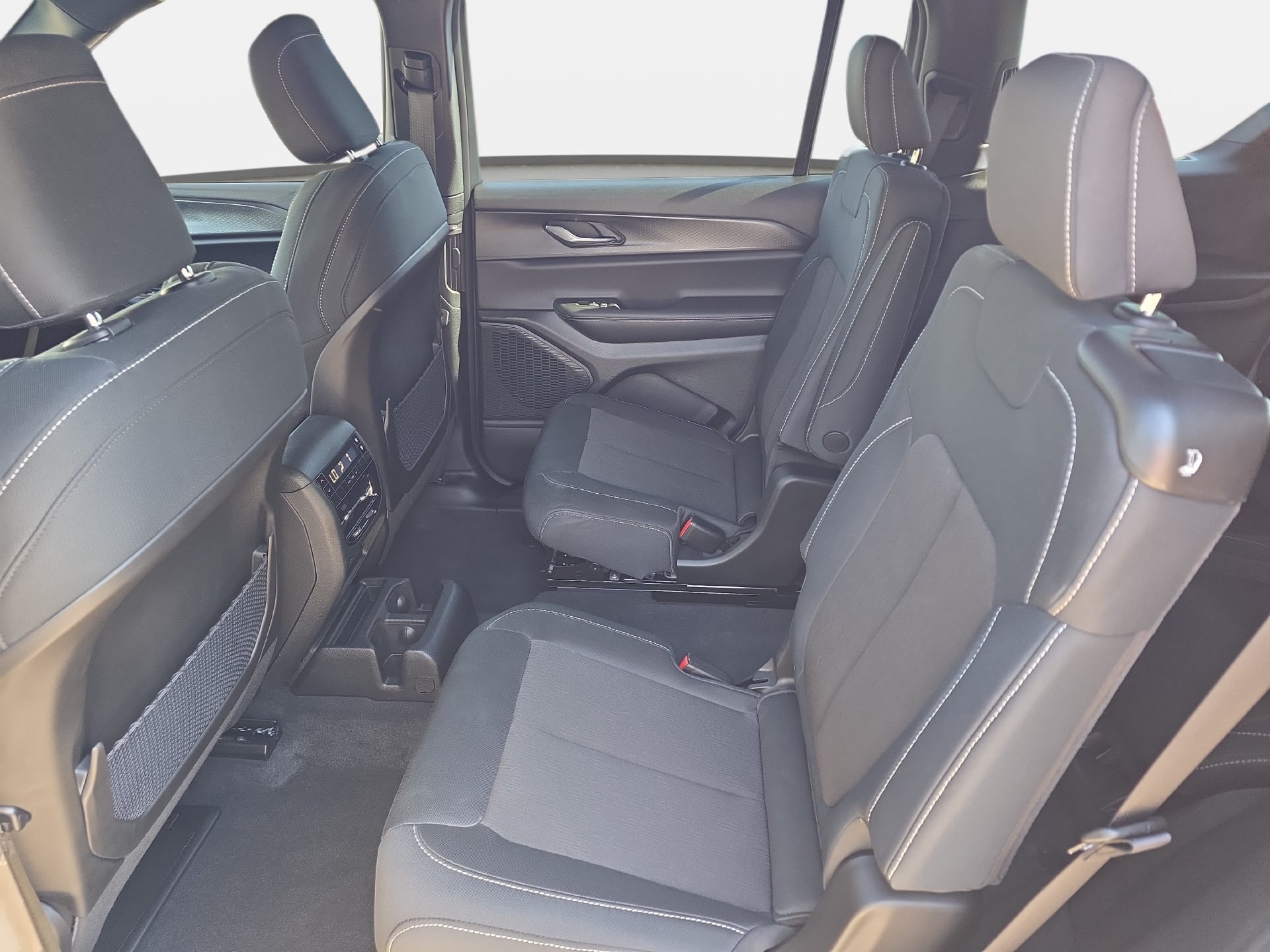 Used 2025 Jeep Grand Cherokee L Laredo w/ Luxury Tech Group I AWD/4WD image 14