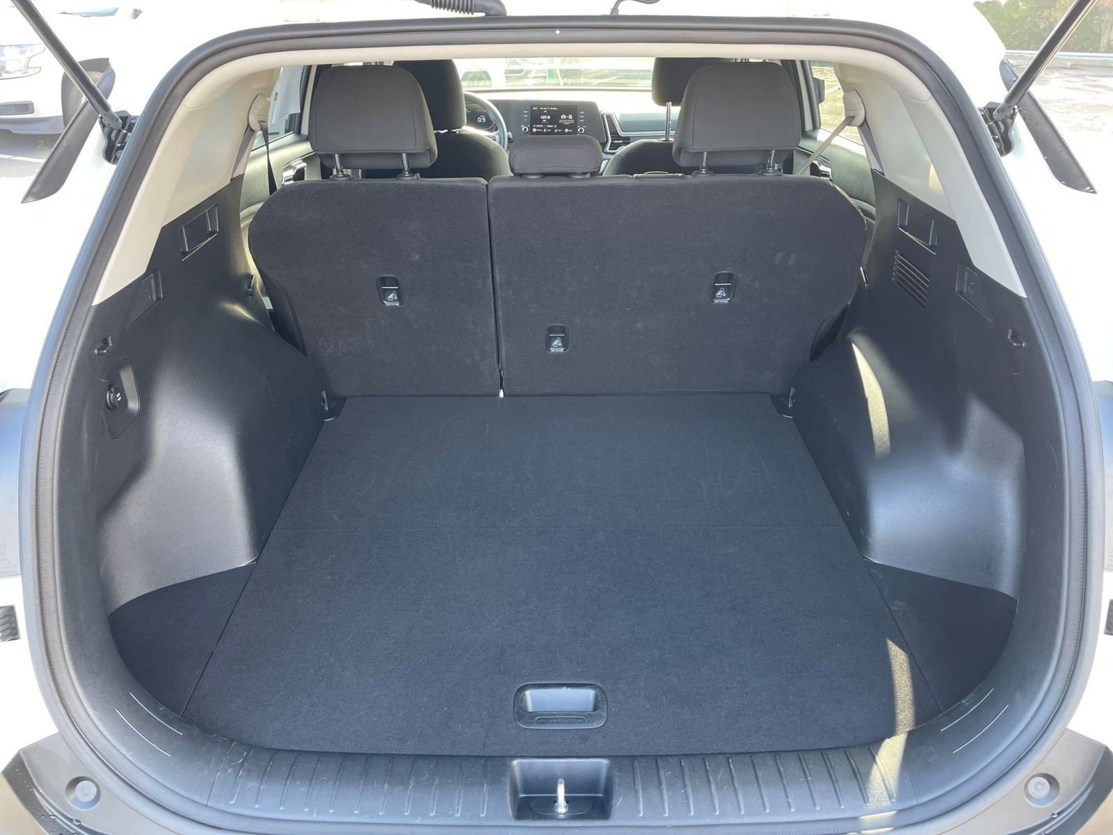 Used 2025 Kia Sportage LX image 30