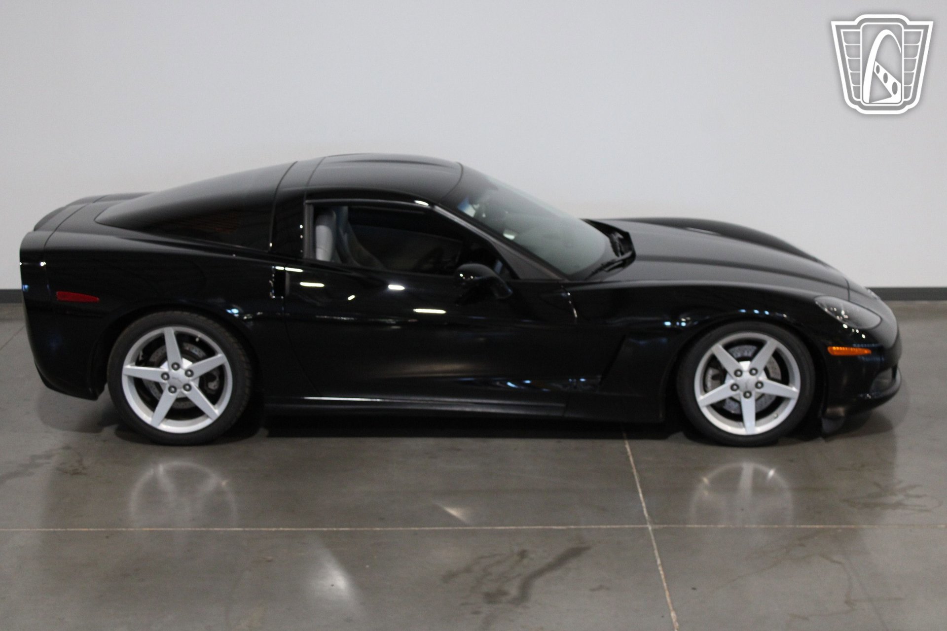 Used 2005 Chevrolet Corvette Coupe w/ Preferred Equipment Group RWD image 7
