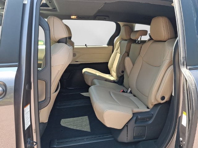 Used 2021 Toyota Sienna XLE FWD image 12