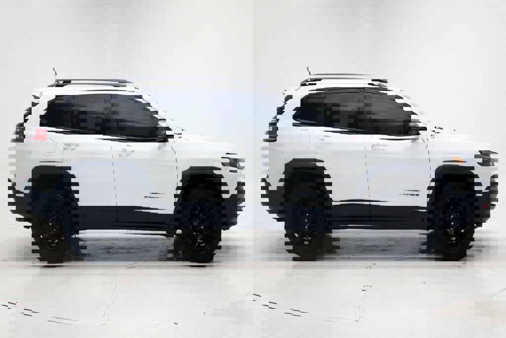 Used 2019 Jeep Cherokee Trailhawk w/ Cold Weather Group image 3