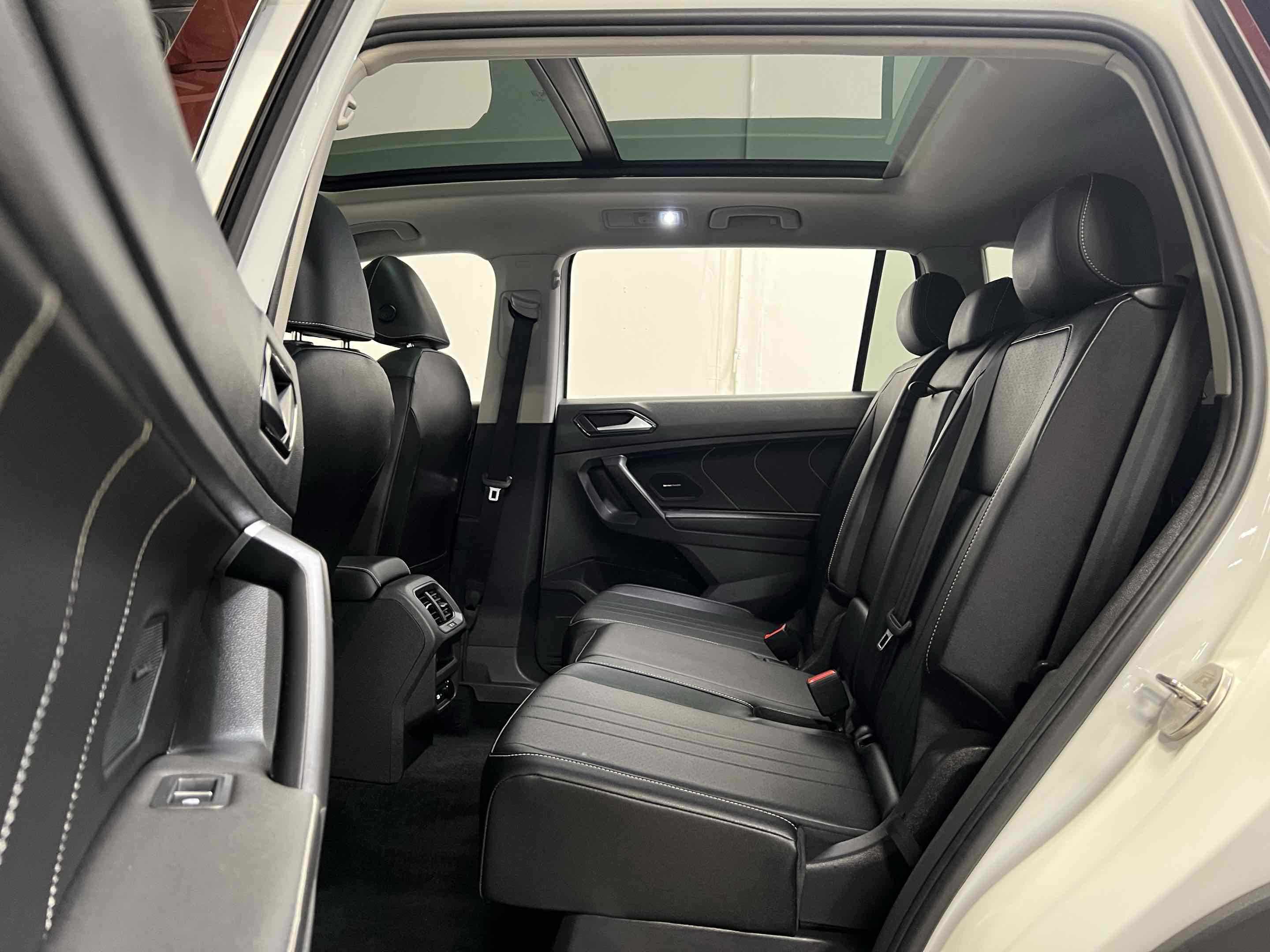 Used 2023 Volkswagen Tiguan SE w/ Panoramic Sunroof Package image 7