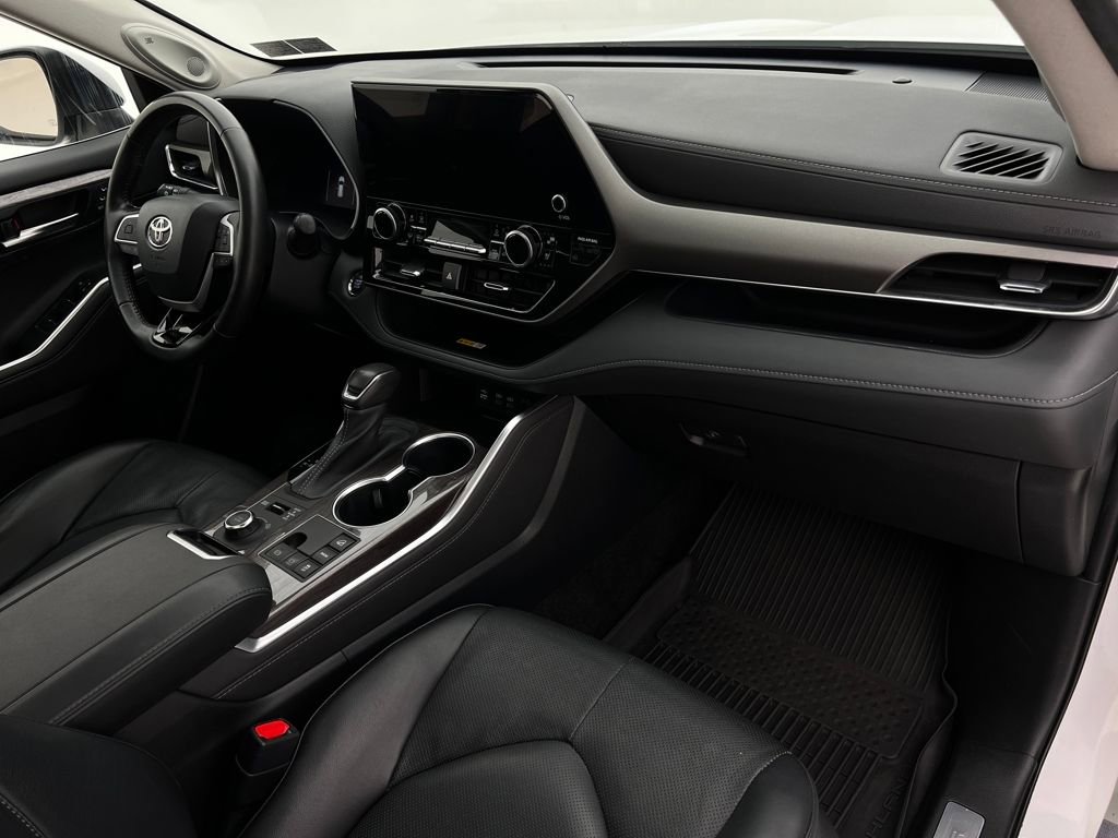 Used 2023 Toyota Highlander Limited image 13