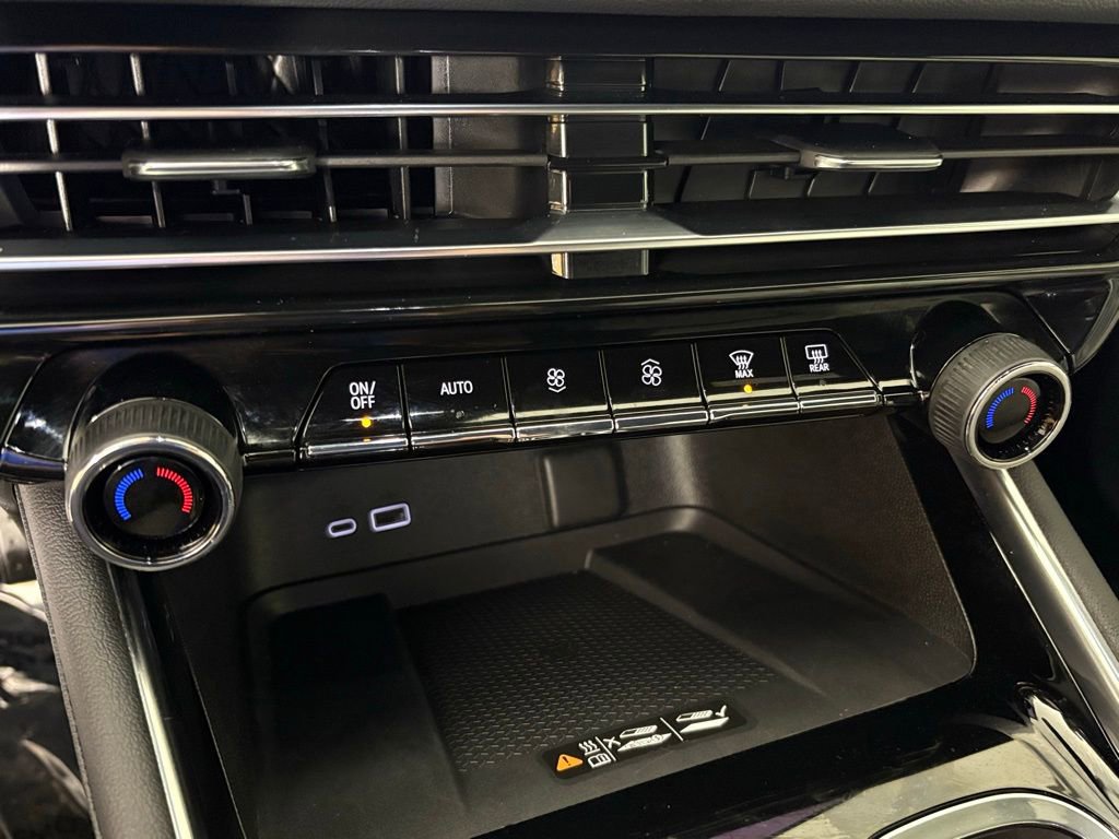 Used 2025 Chevrolet Traverse LT image 34