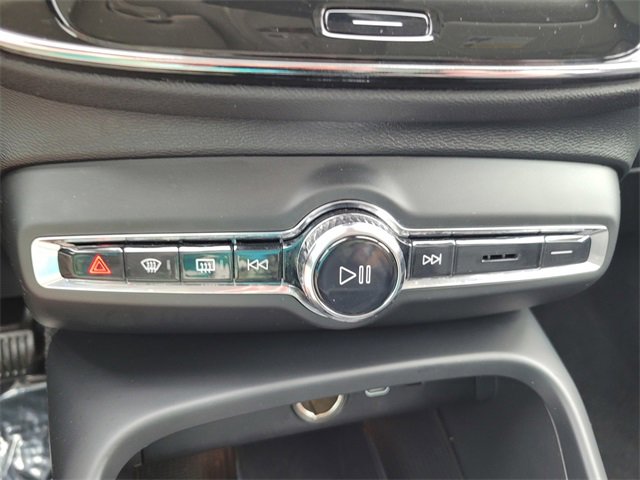 Used 2023 Volvo XC40 B5 Plus image 25