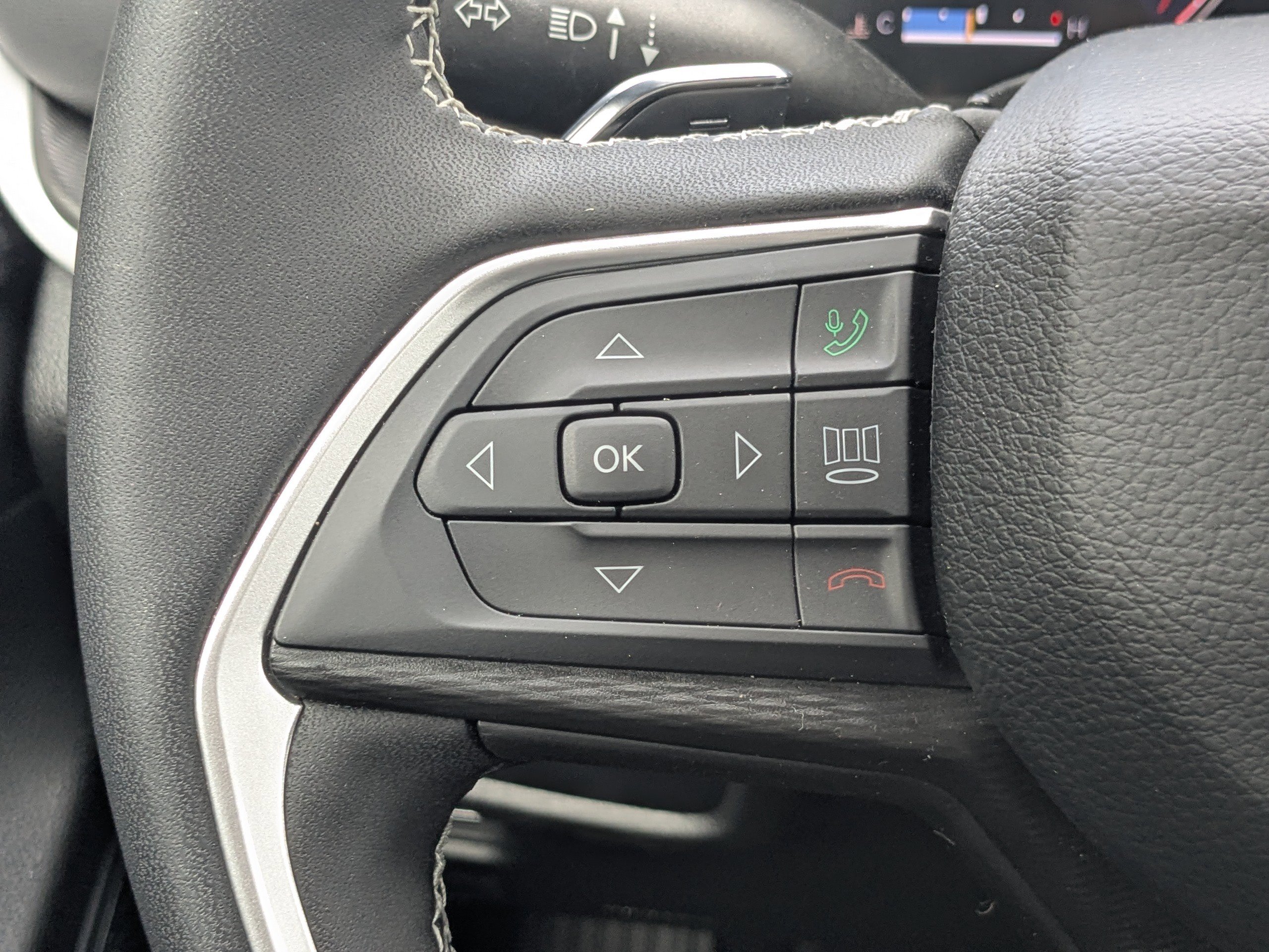 Certified 2025 Jeep Grand Cherokee Laredo w/ Luxury Tech Group I image 20