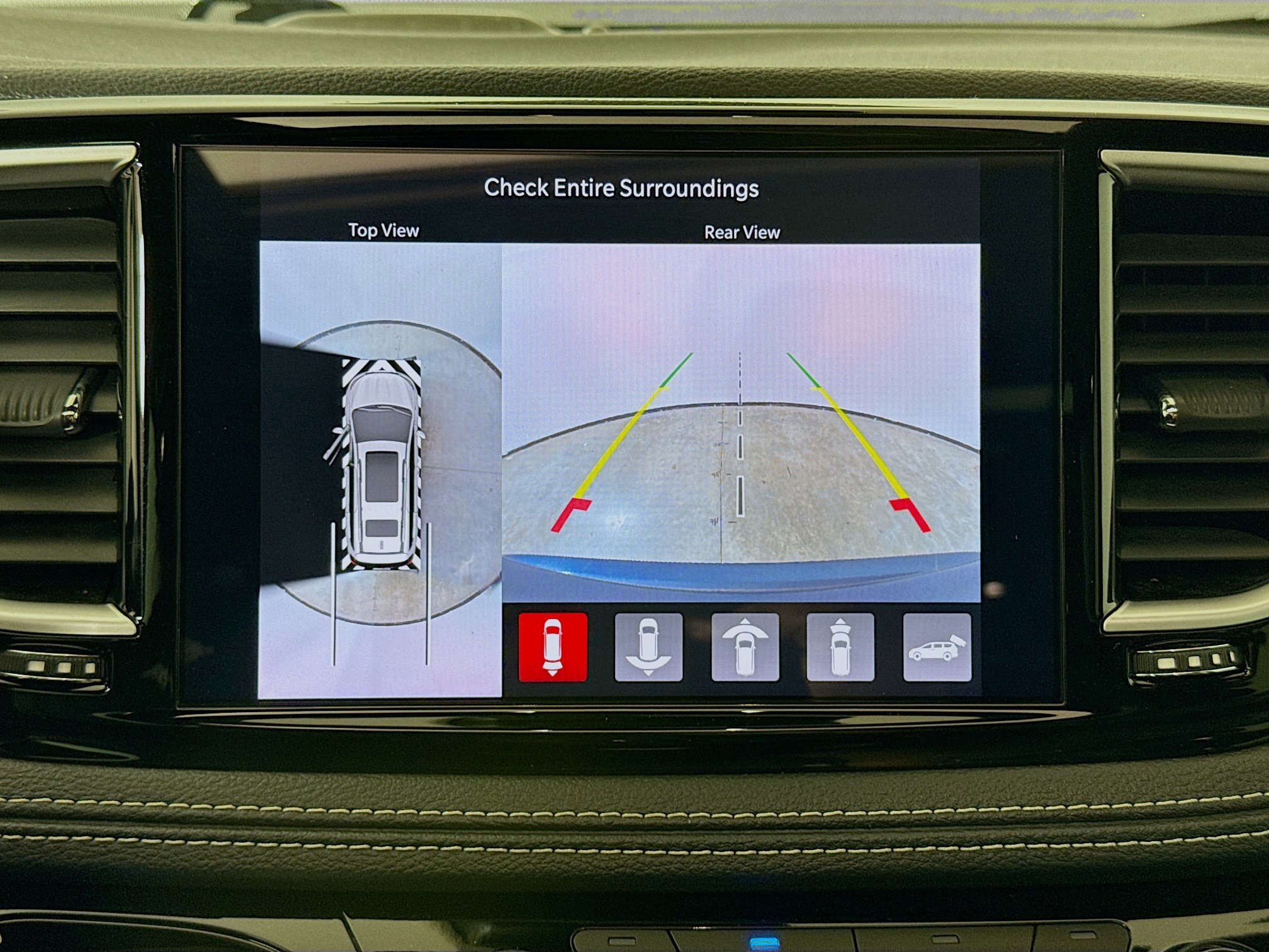 Used 2024 Chrysler Pacifica Premium FWD image 17