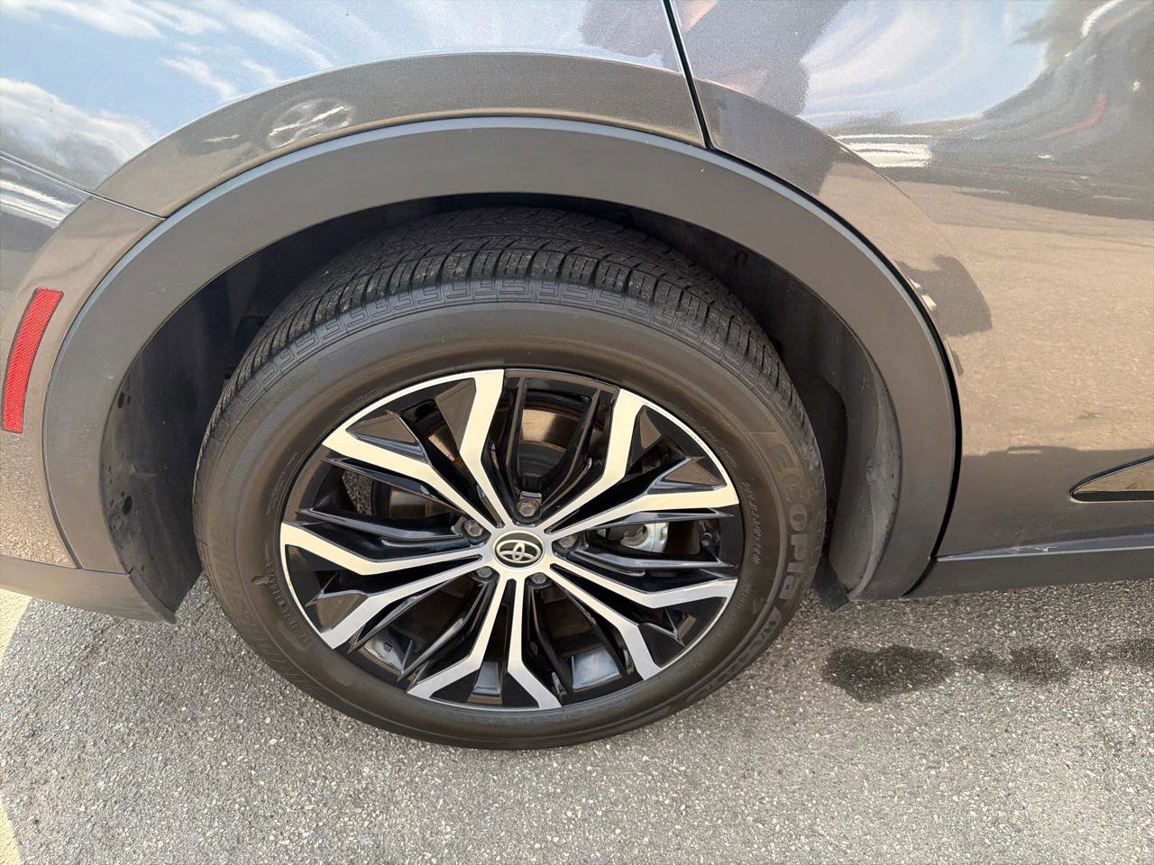 Used 2024 Toyota Crown AWD/4WD image 5