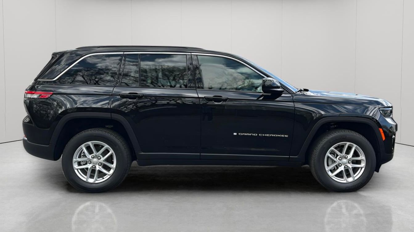New 2026 Jeep Grand Cherokee Laredo image 3