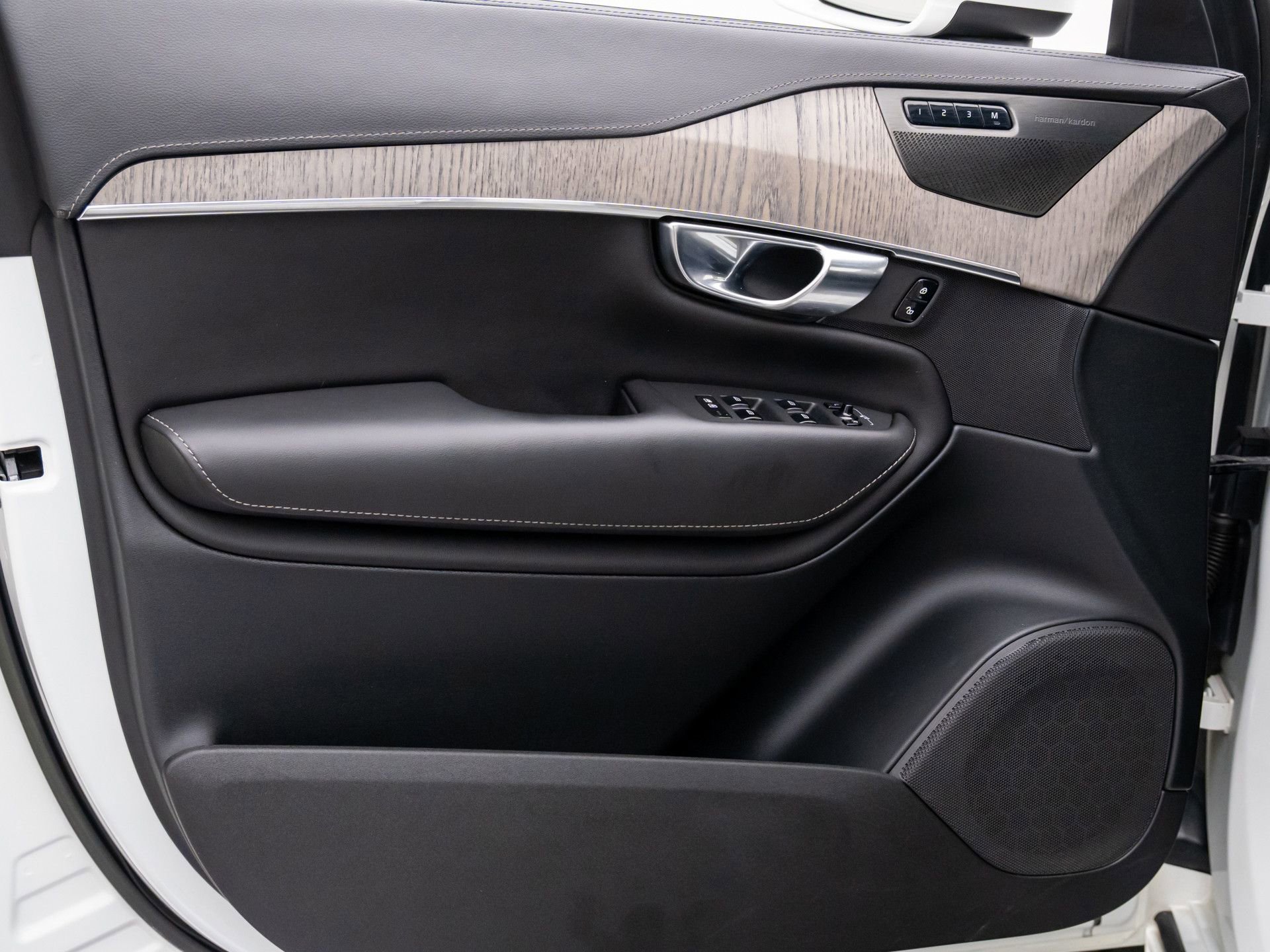 Used 2023 Volvo XC90 B6 Ultimate w/ Protection Package Premier image 13