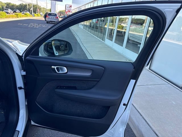 Certified 2025 Volvo XC40 B5 Plus AWD/4WD image 14