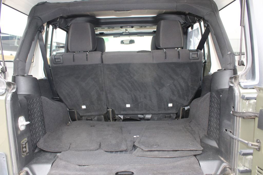 Used 2015 Jeep Wrangler Unlimited Rubicon w/ Connectivity Group AWD/4WD image 48