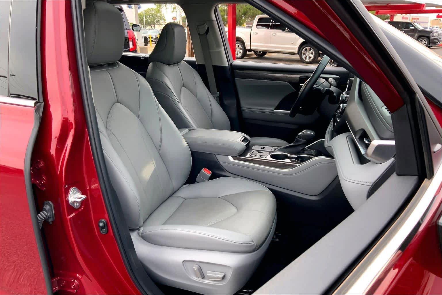 Used 2023 Toyota Highlander Limited FWD image 9