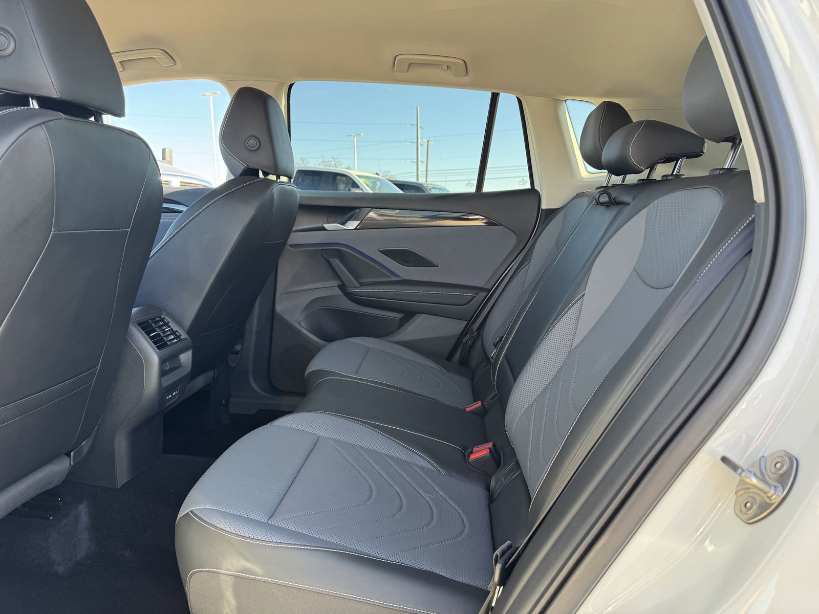 Used 2025 Volkswagen Tiguan SE image 23