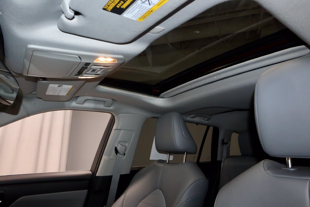 Used 2022 Toyota Highlander XLE AWD/4WD image 27