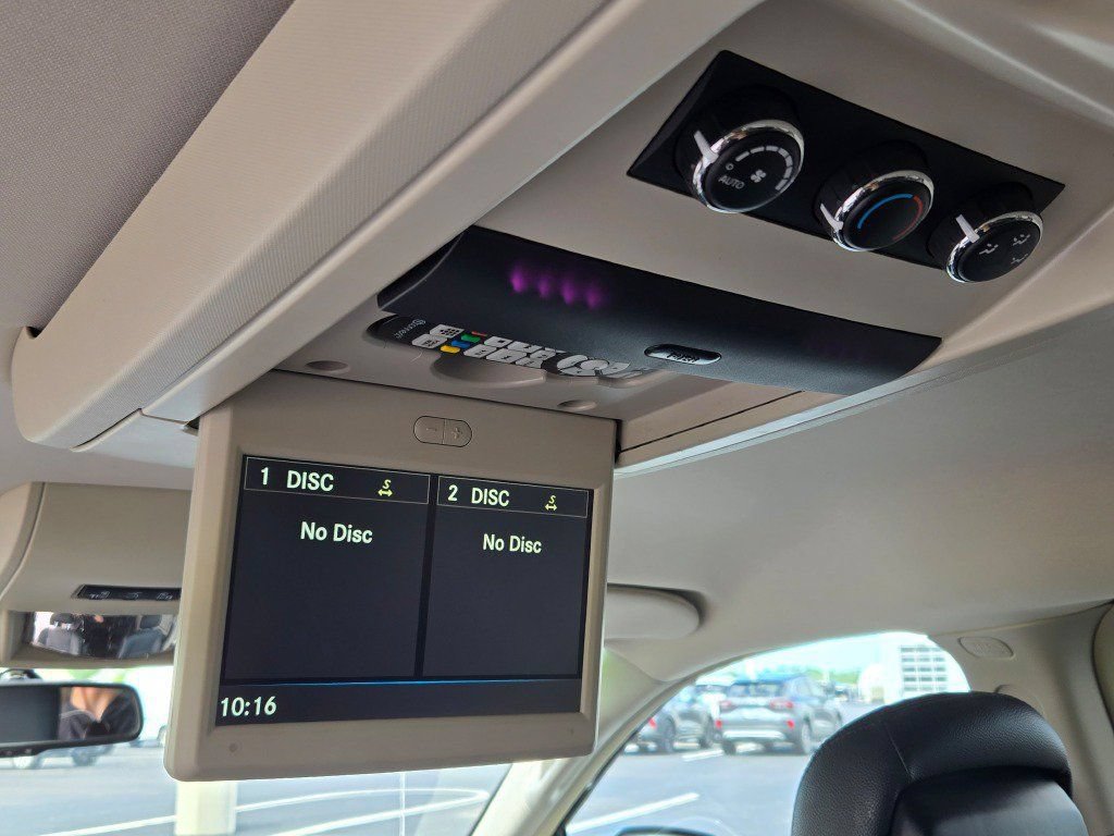 Used 2014 Chrysler Town & Country Touring FWD image 15