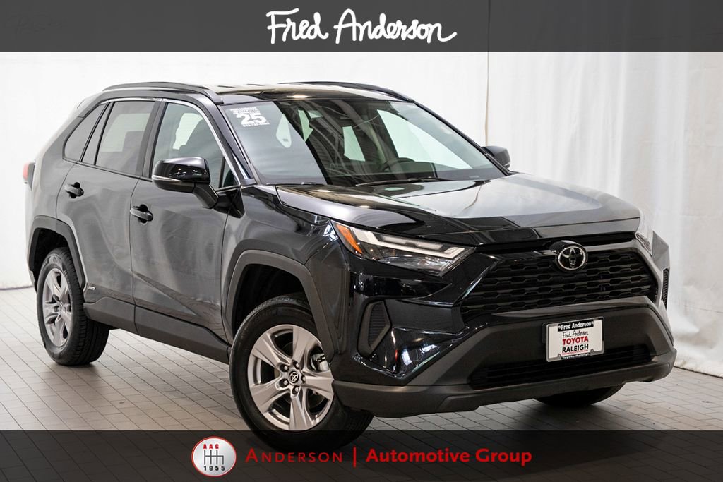 Used 2025 Toyota RAV4 XLE AWD/4WD image 1