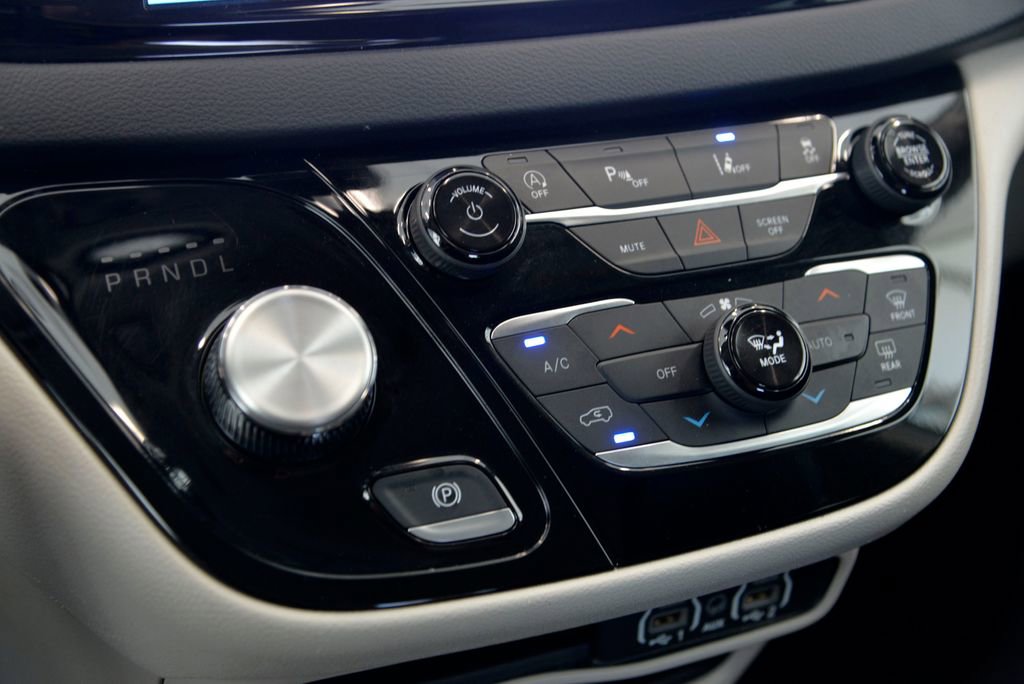 Used 2023 Chrysler Pacifica Touring-L FWD image 24