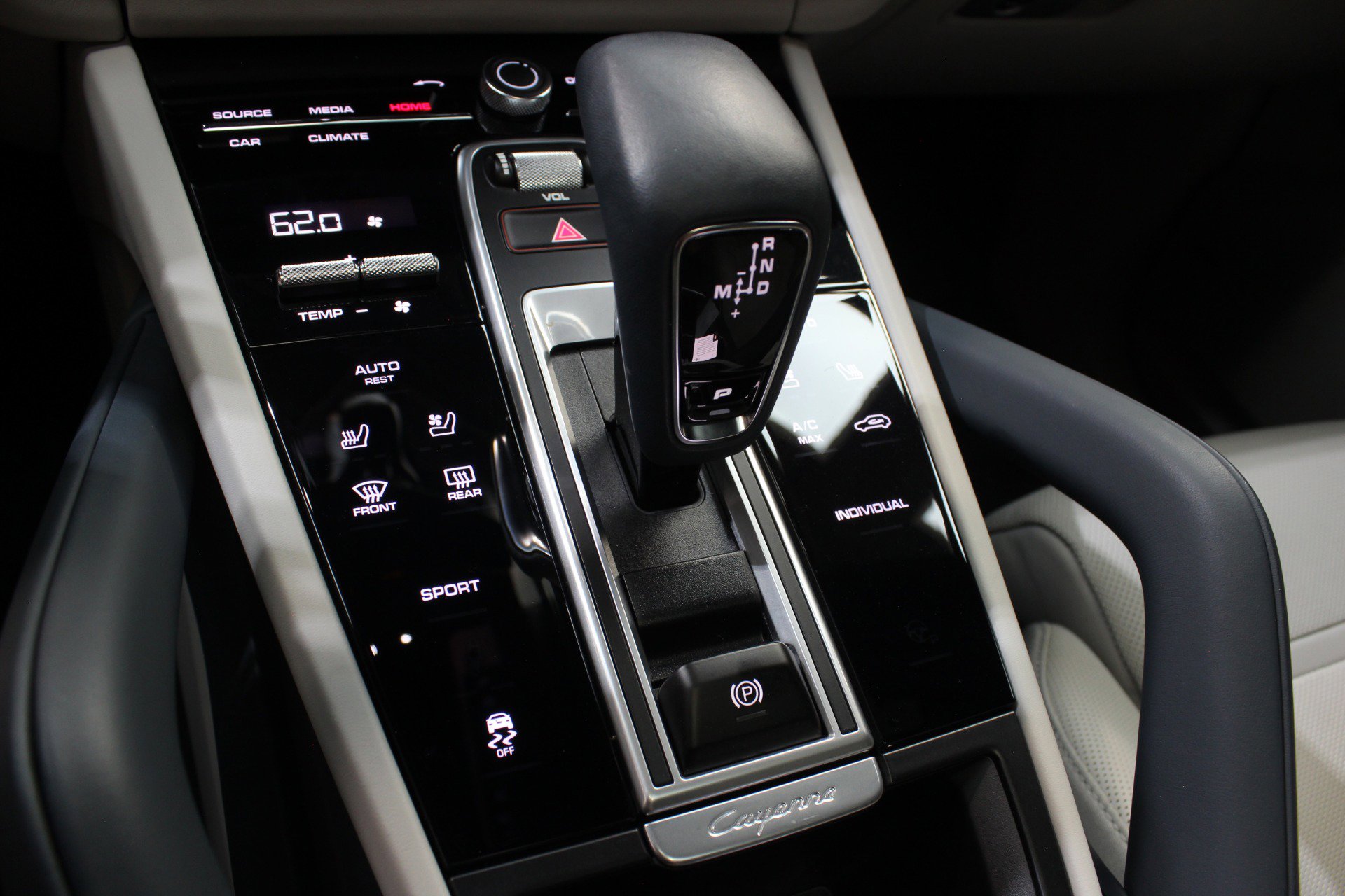 Used 2023 Porsche Cayenne Platinum Edition image 76