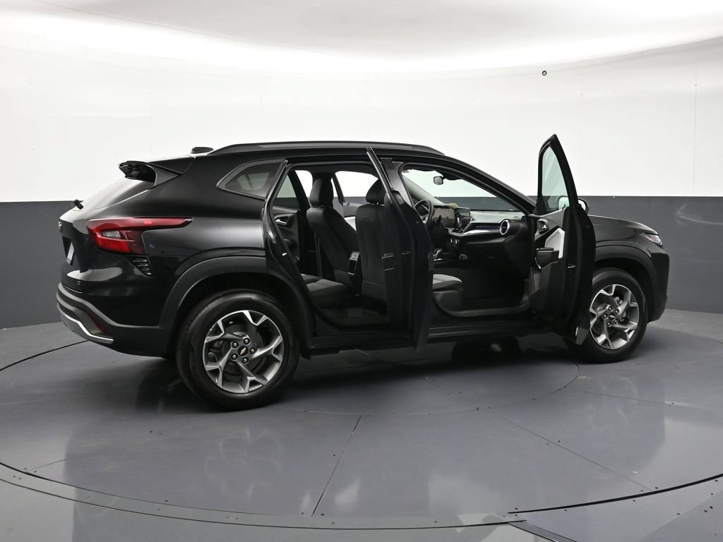 Used 2024 Chevrolet Trax LT FWD image 32