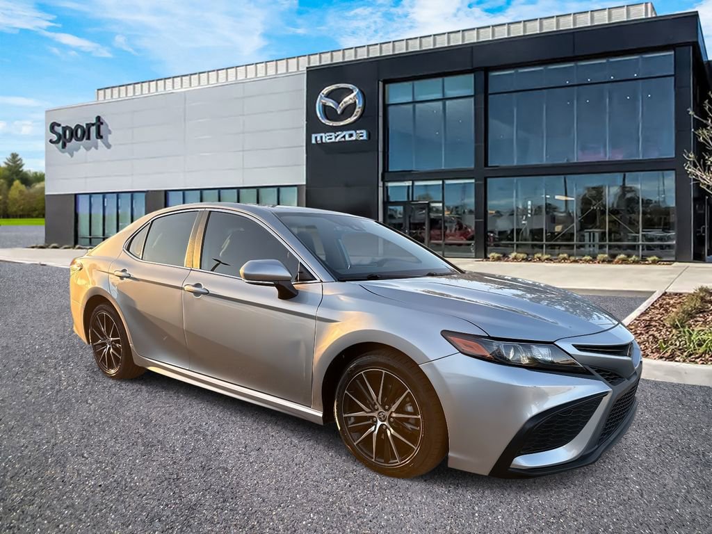 Used 2022 Toyota Camry SE image 2