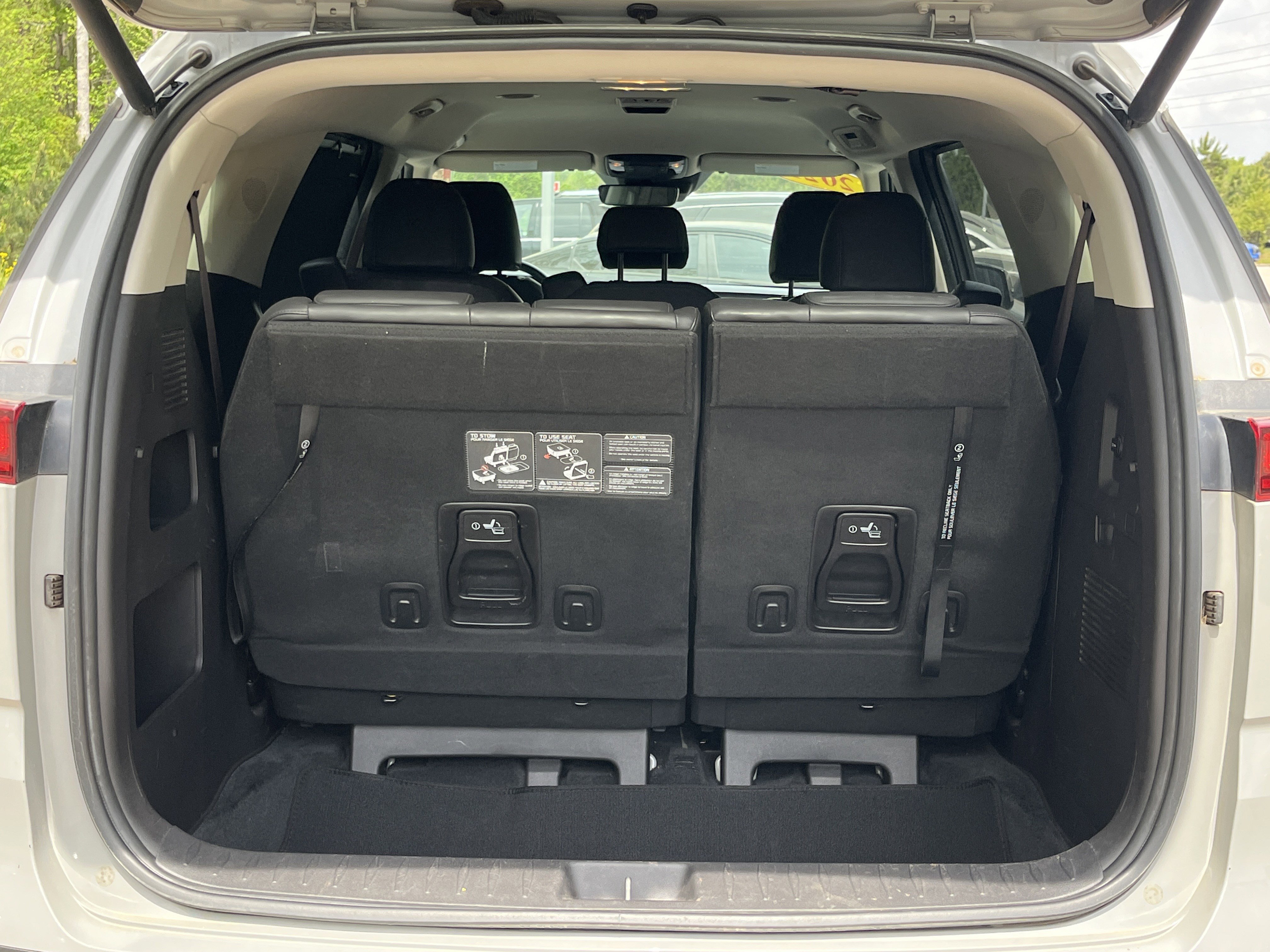 Used 2022 Kia Carnival EX FWD image 27