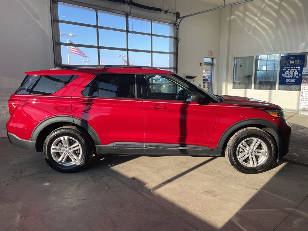 Certified 2022 Ford Explorer XLT w/ Equipment Group 202A image 4