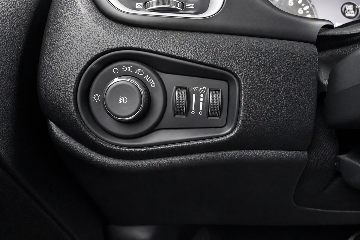 Used 2021 Jeep Renegade Latitude AWD/4WD image 28