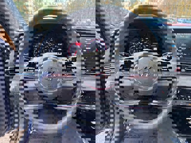 Used 2023 Hyundai Elantra SEL image 18